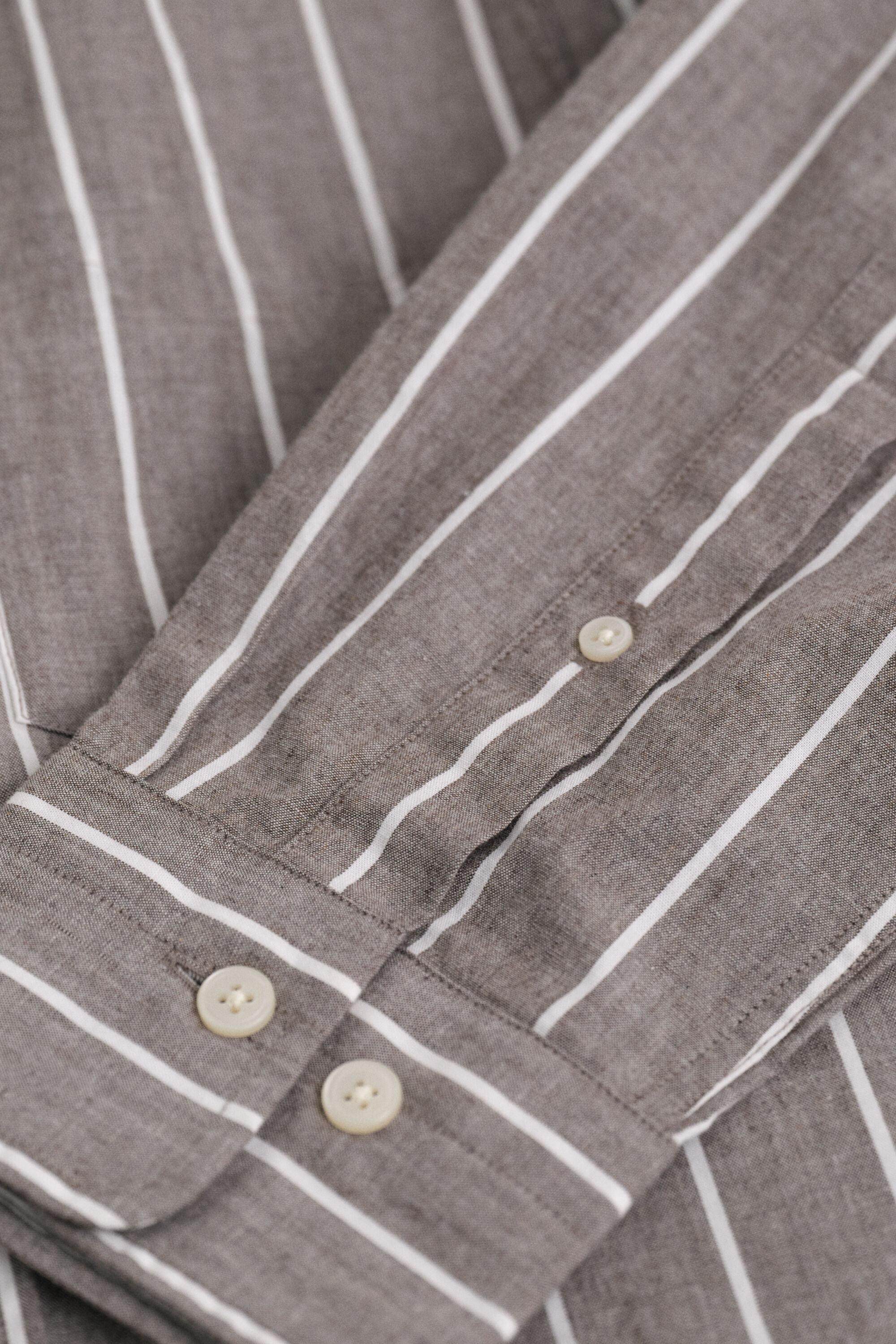 Camisa em popelina e mistura de tecidos às riscas