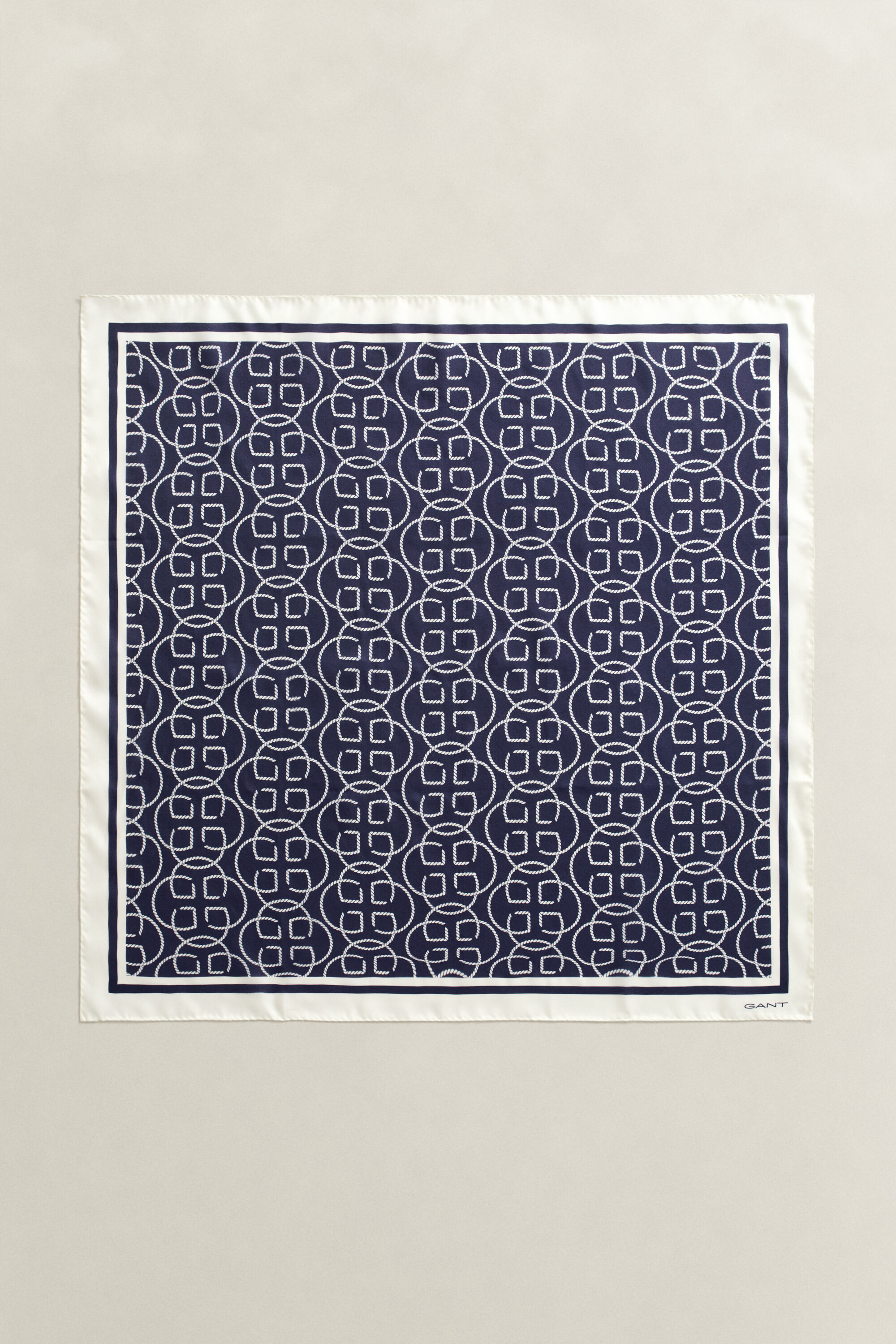 Lenço em seda Monogram