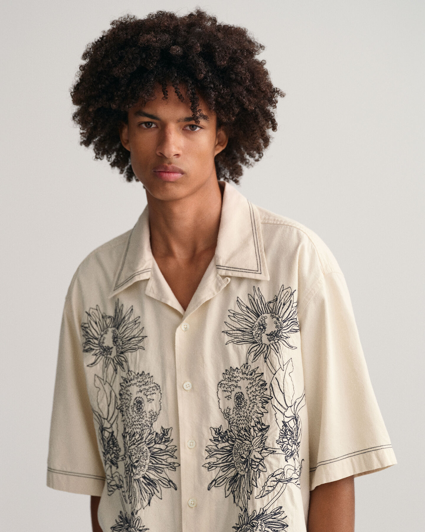 Camisa de manga curta bordada oversized