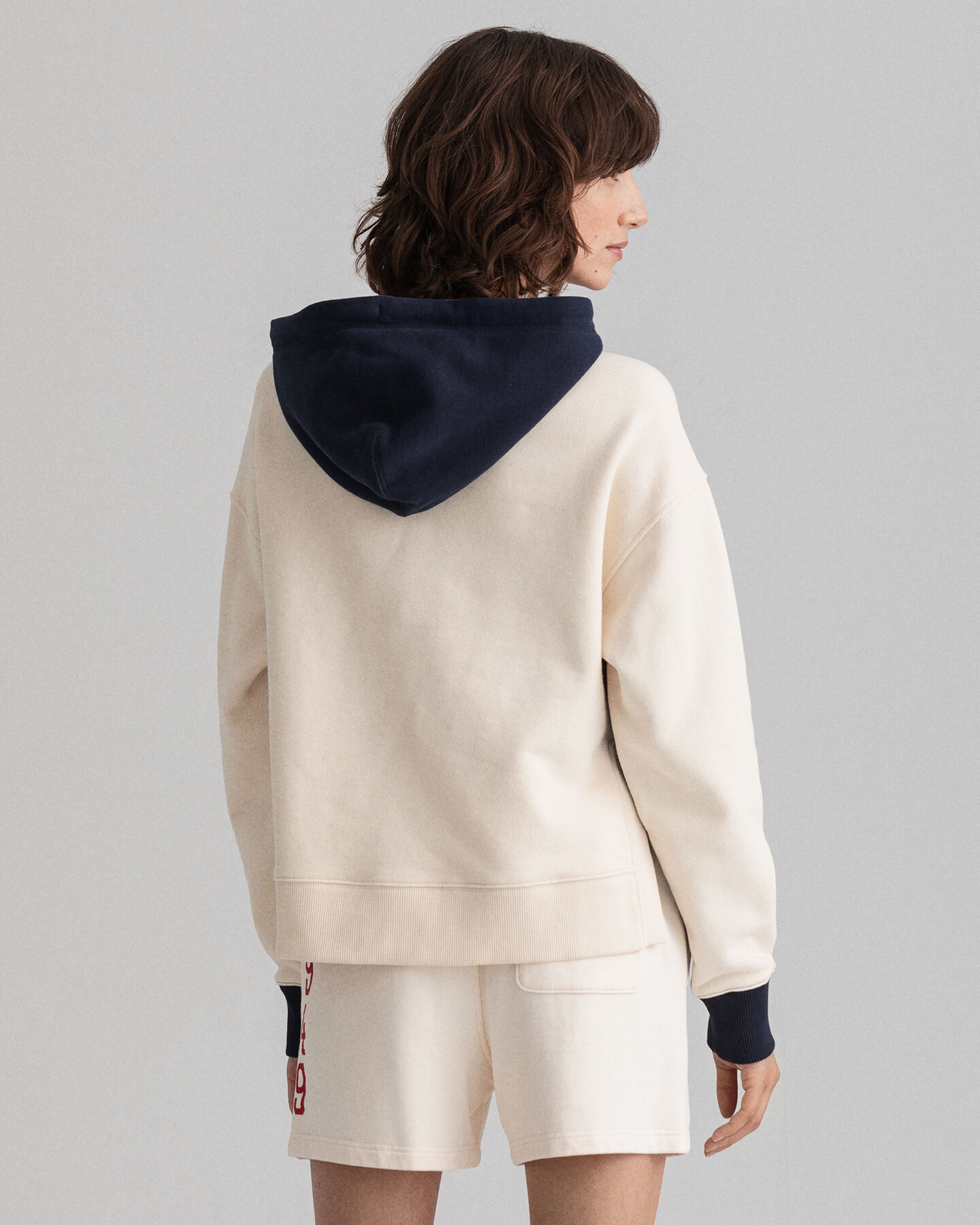 Sweatshirt com capuz e bloco de cor