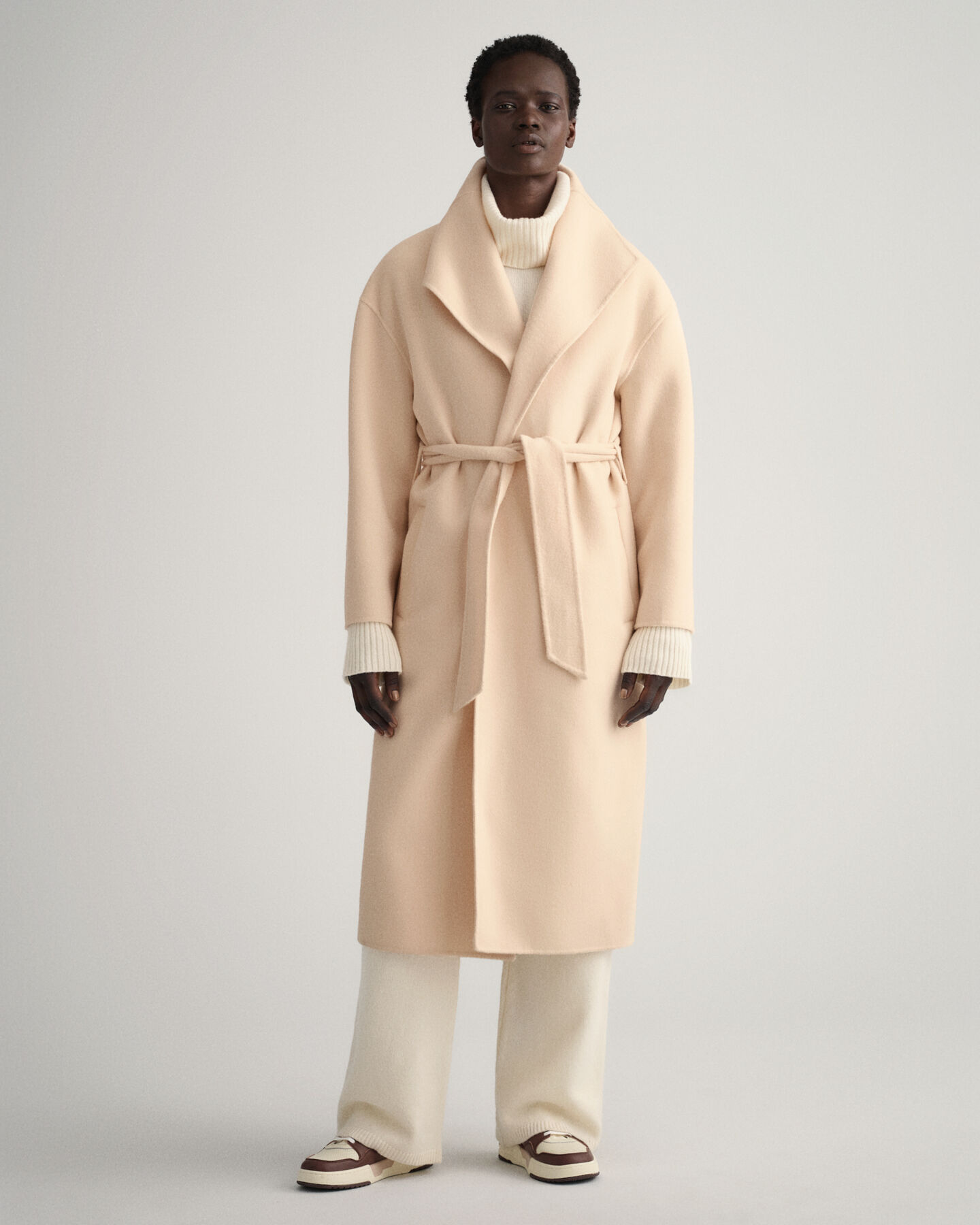 Sobretudo com cinto cosido à mão