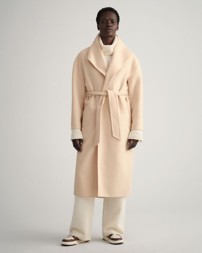 Sobretudo com cinto cosido à mão