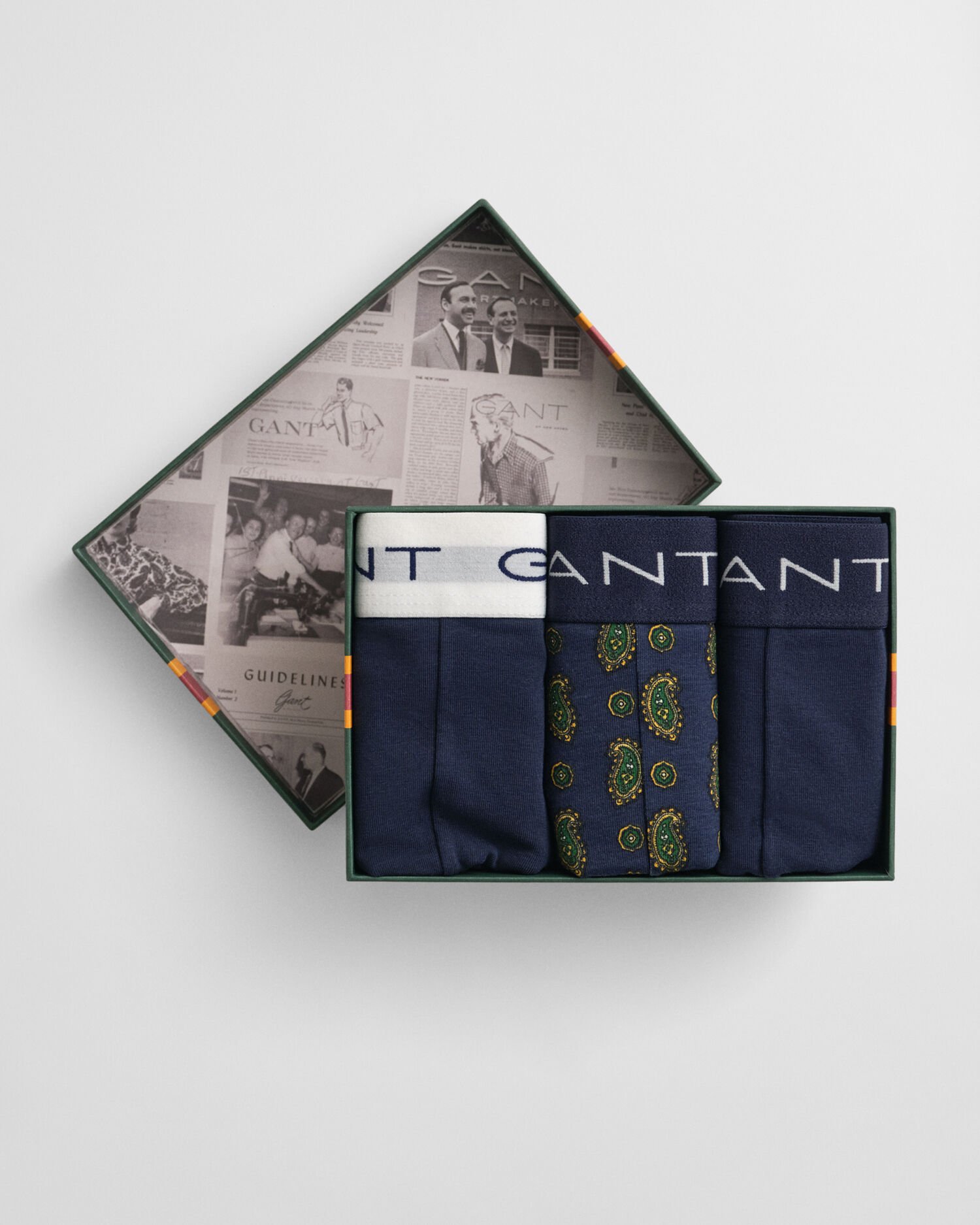 Caixa presente com pack de três boxers com padrão paisley estampado