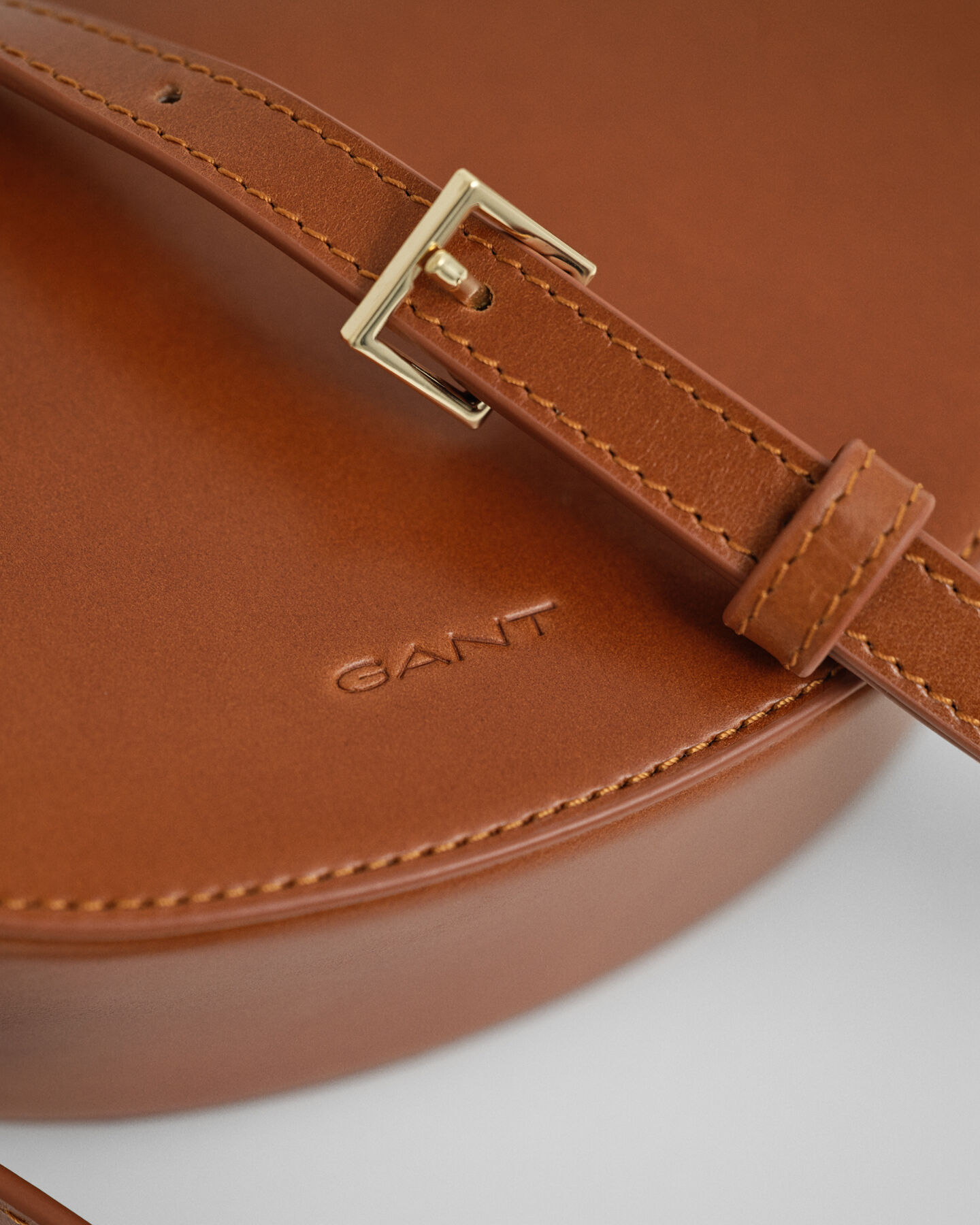 Mala de ombro em pele