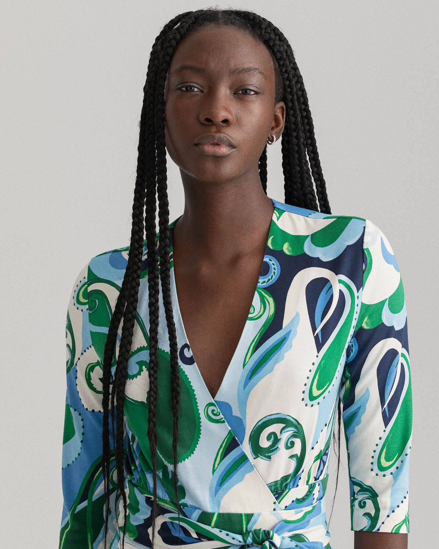 Macacão curto com padrão paisley