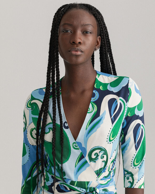 Macacão curto com padrão paisley