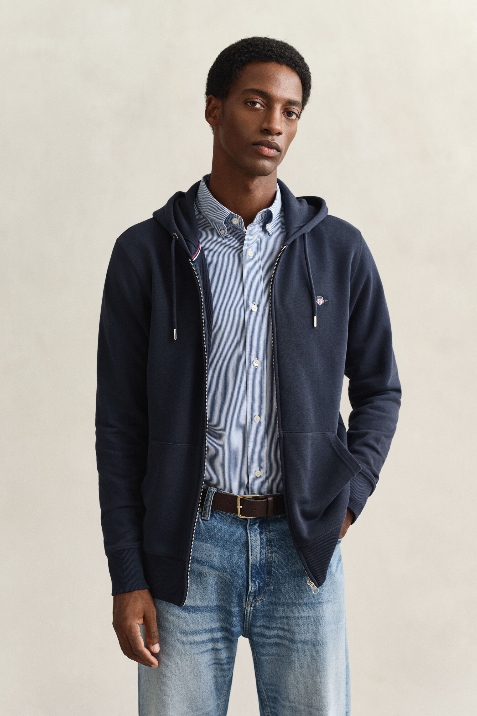 Sweatshirt com capuz e fecho Shield