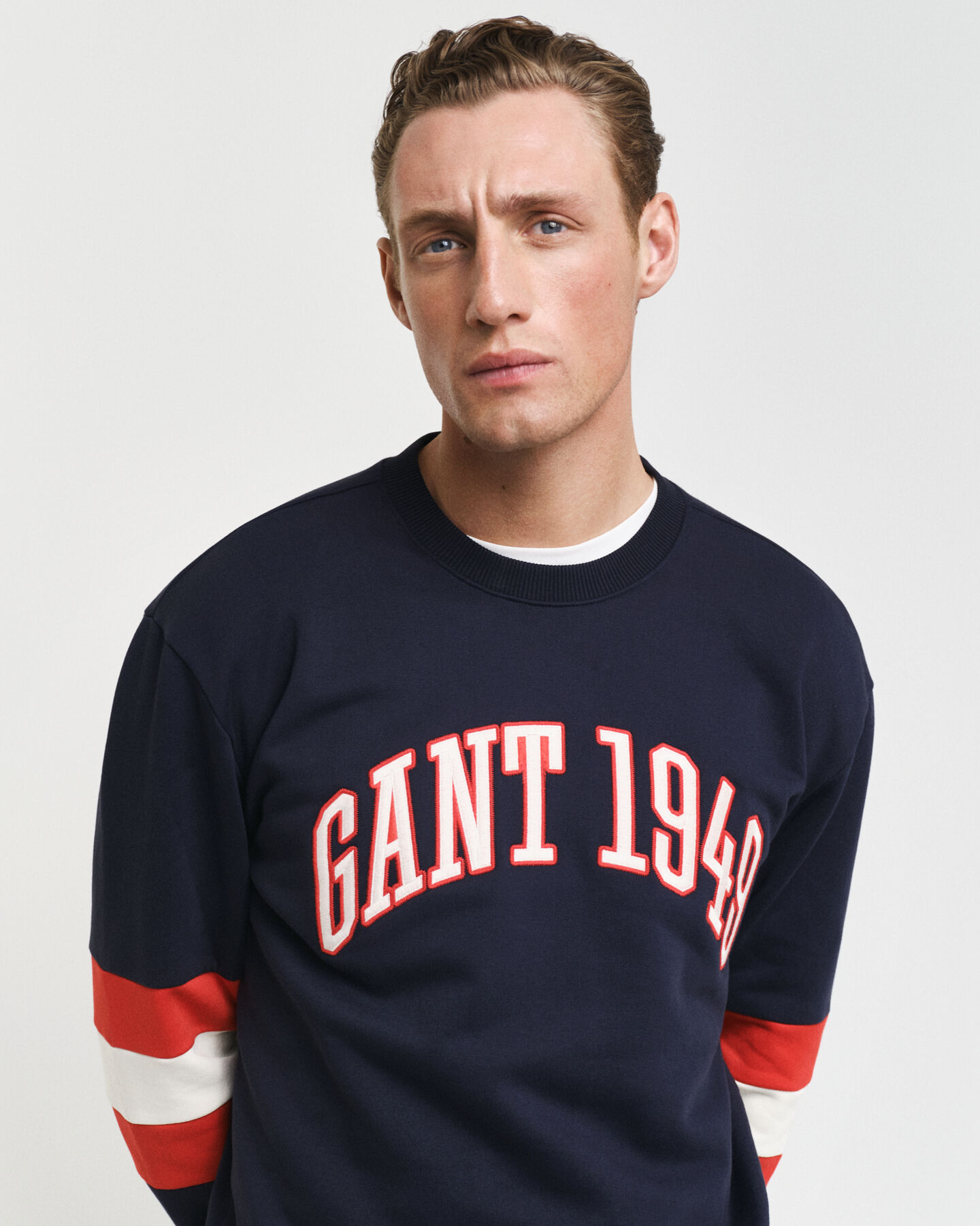 Sweatshirt com decote redondo e mangas com bloco de cor