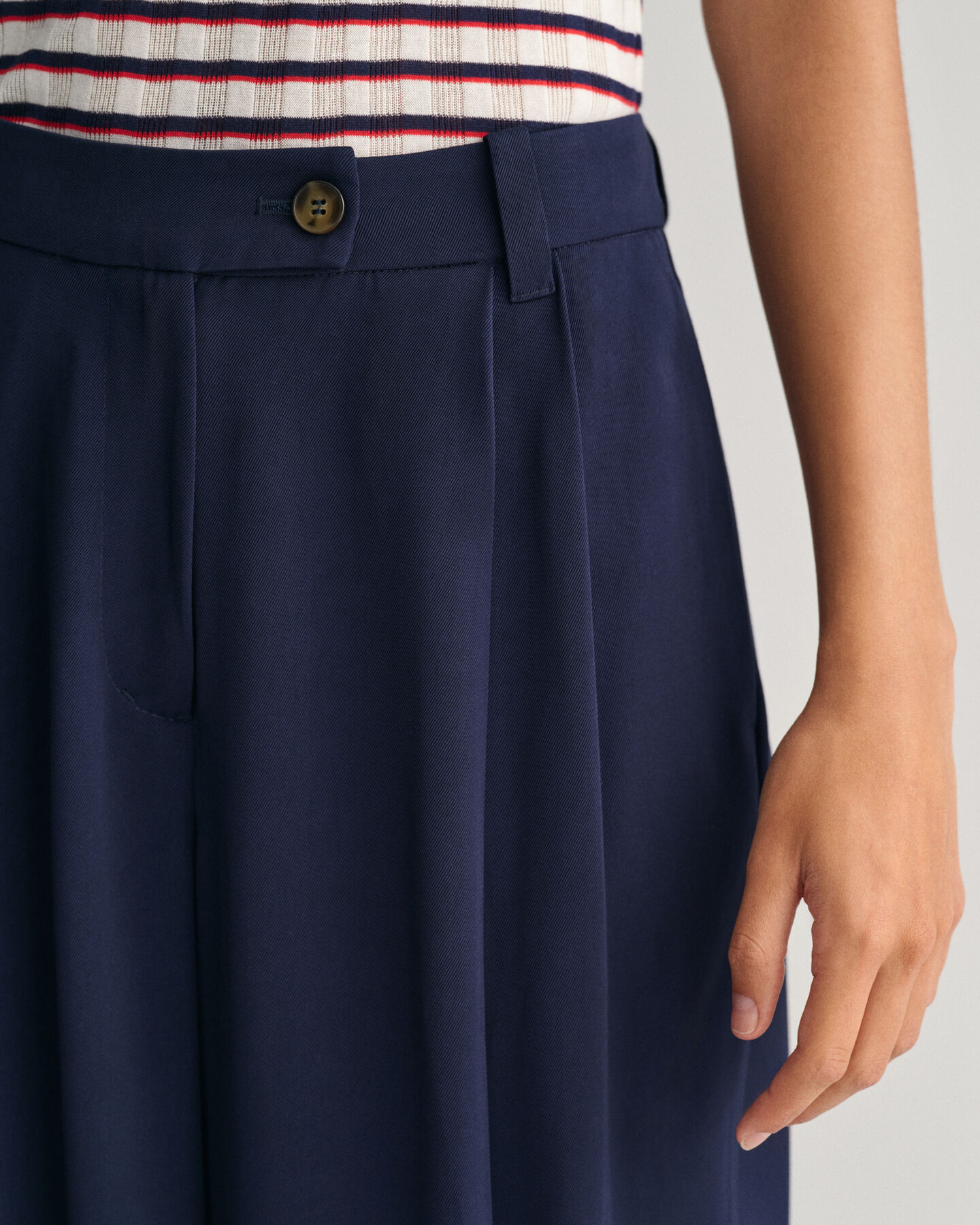 Calças chino com perna larga e cintura descida loose fit