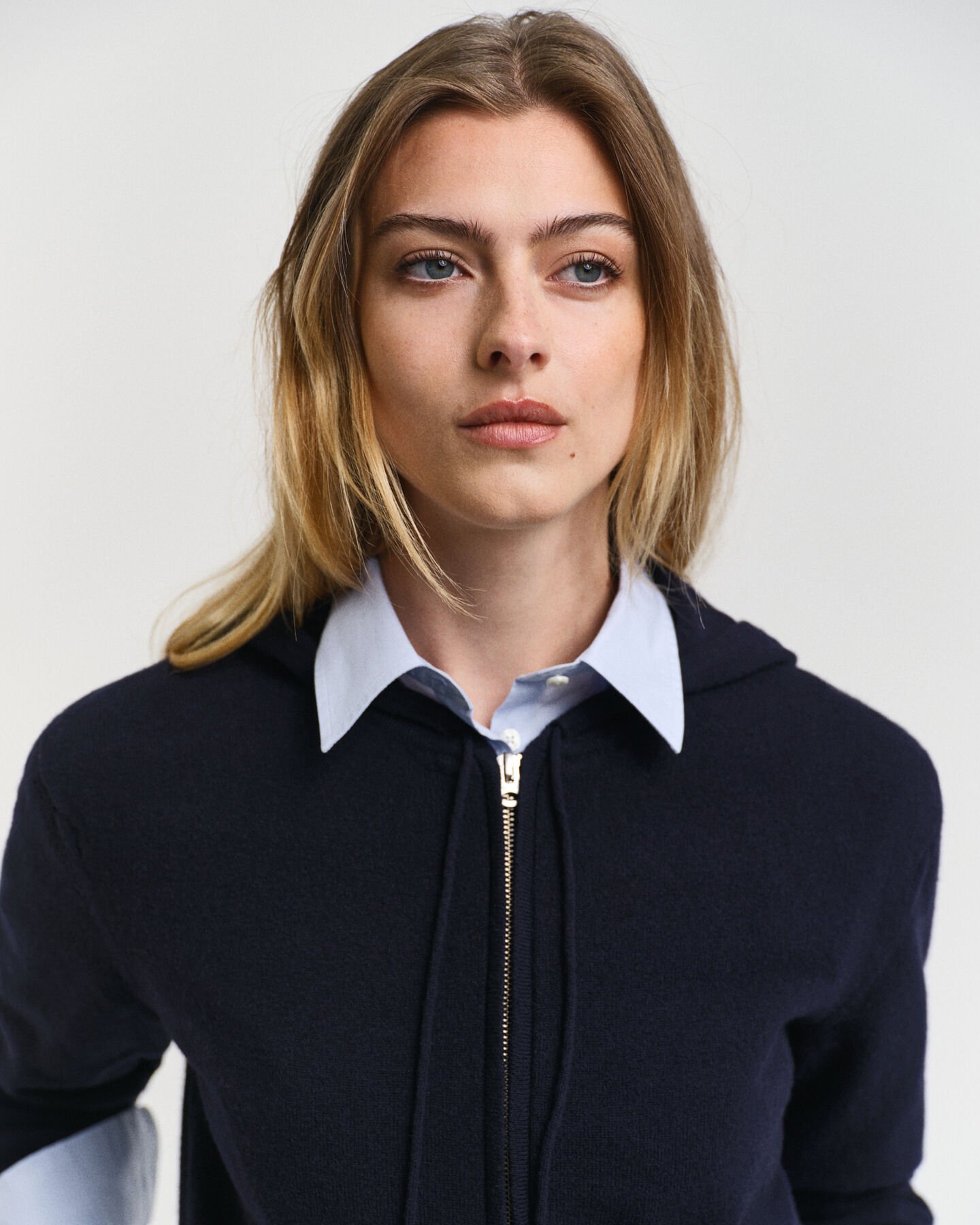 Sweatshirt com capuz e fecho em lã extrafina