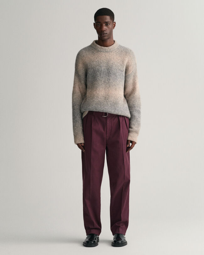 Calças chino com pregas e cinto