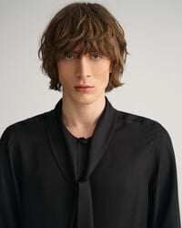 Camisa lisa com laço slim fit