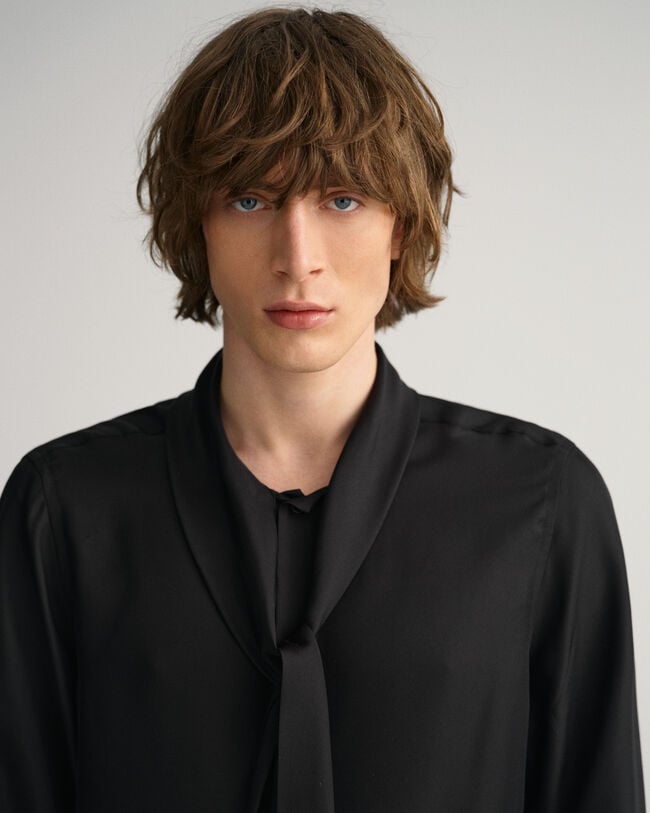 Camisa lisa com laço slim fit