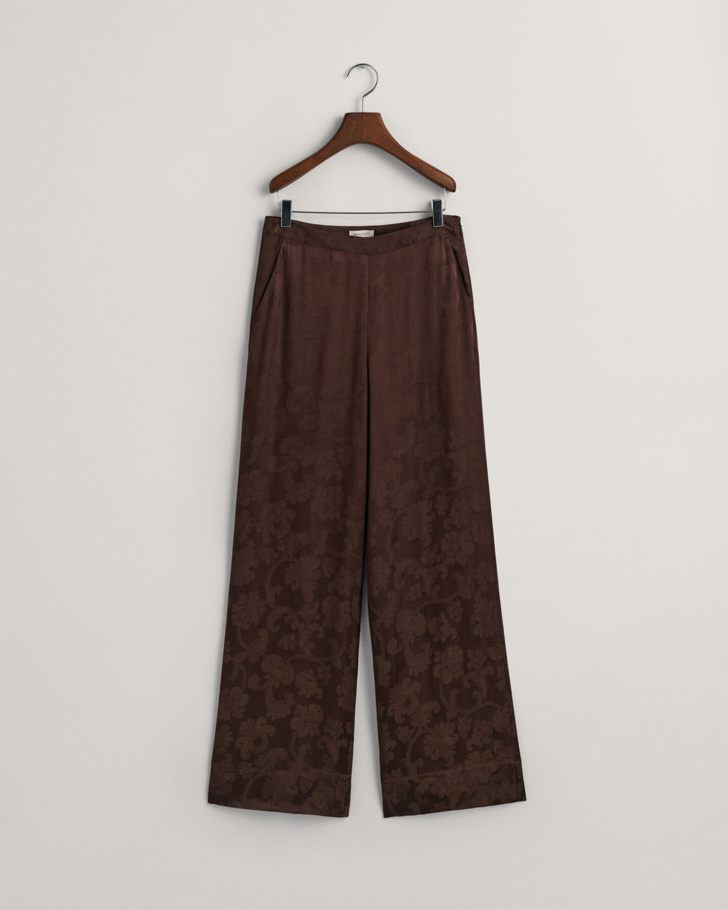 Cal&ccedil;as com padr&atilde;o de renda em Jacquard com perna larga