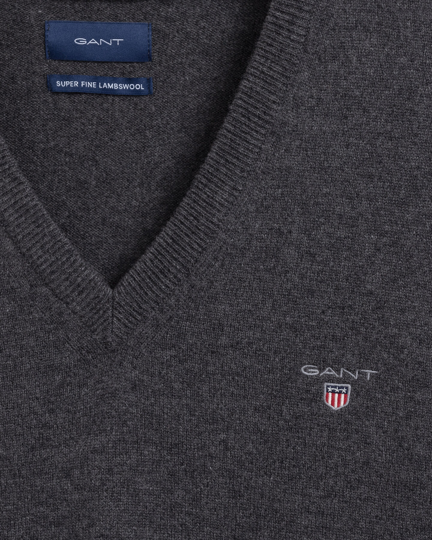 Pulover com decote em V em l&atilde; extrafina