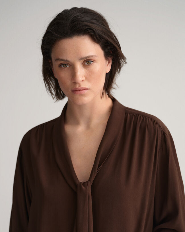 Camisa com la&ccedil;o