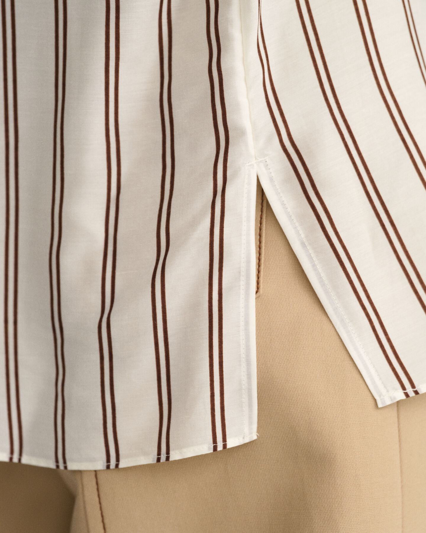 Blusa com decote em V &agrave;s riscas