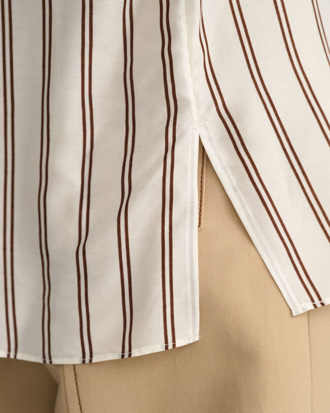 Blusa com decote em V &agrave;s riscas