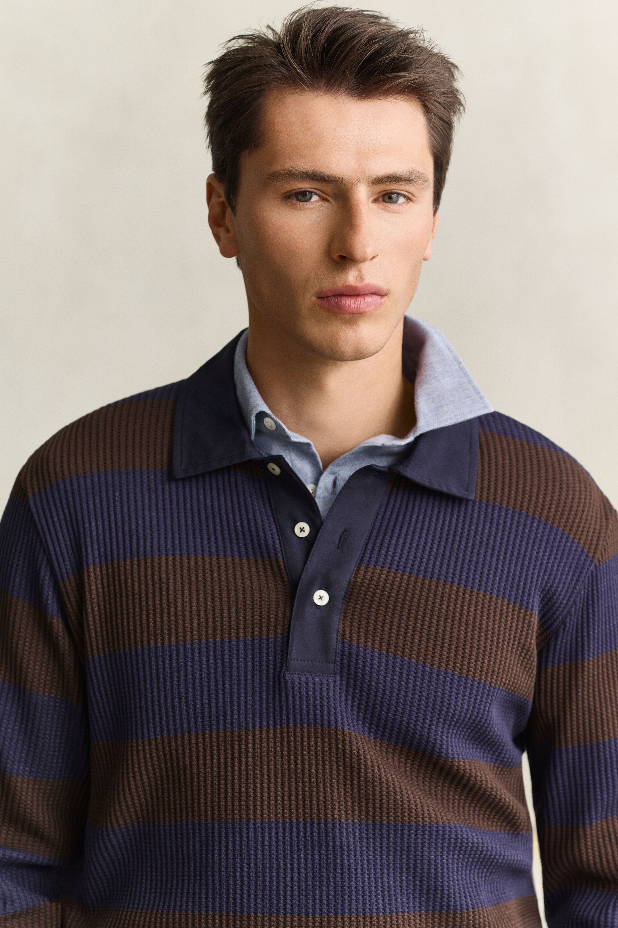 Polo com textura waffle às riscas