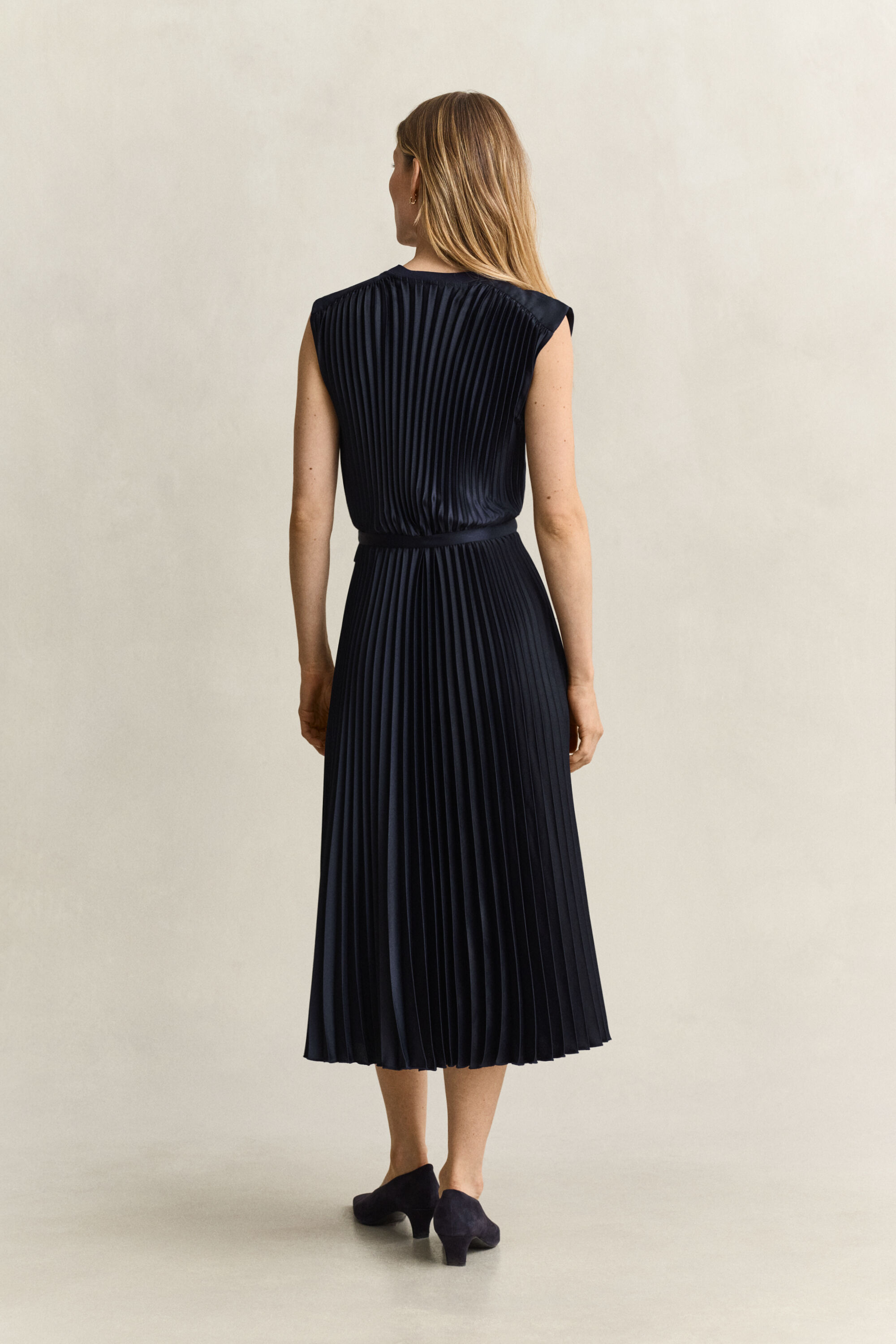 Vestido com pregas e cinto