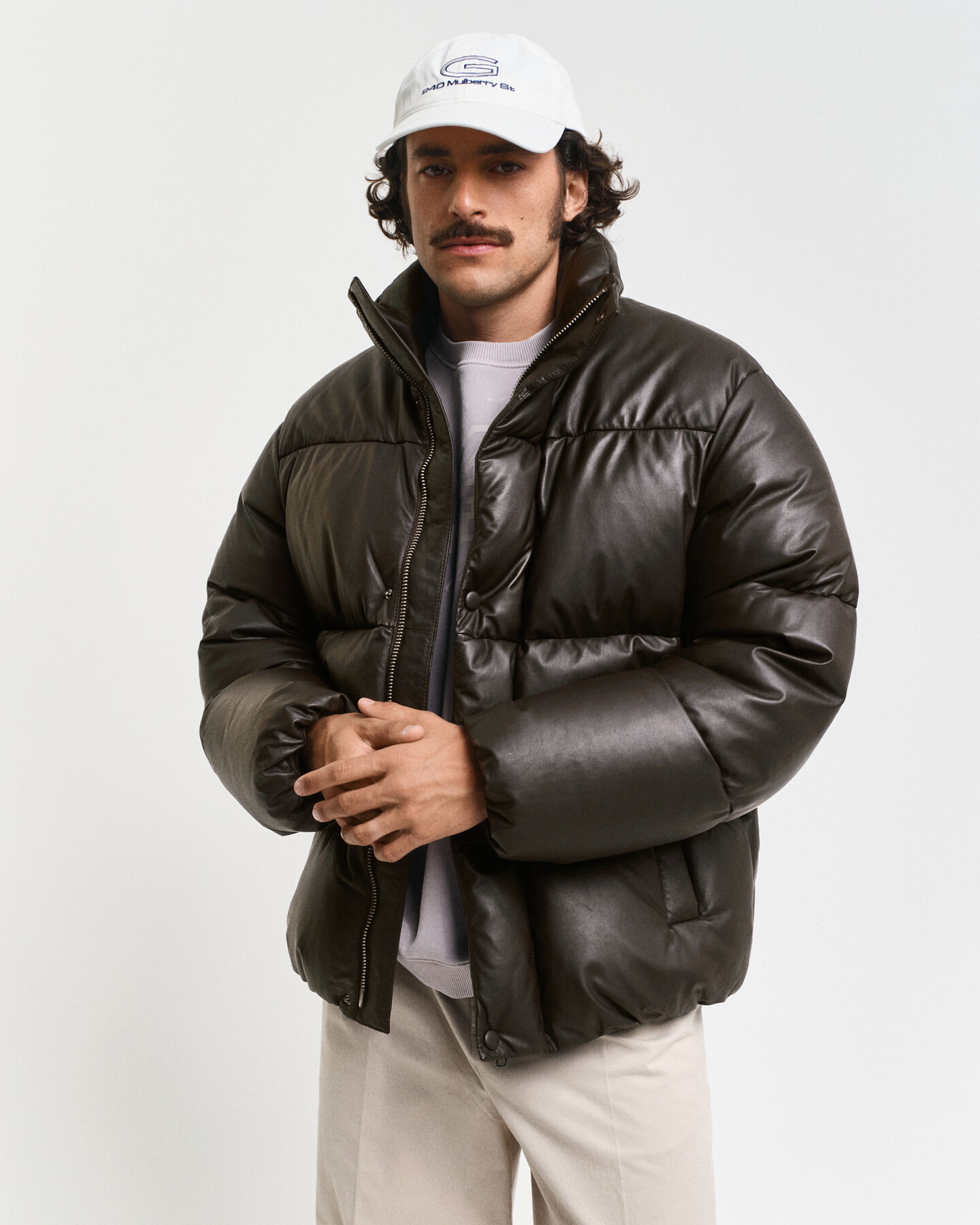 Blusão acolchoado em pele com penas de ganso