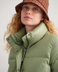 Blus&atilde;o de penas curto