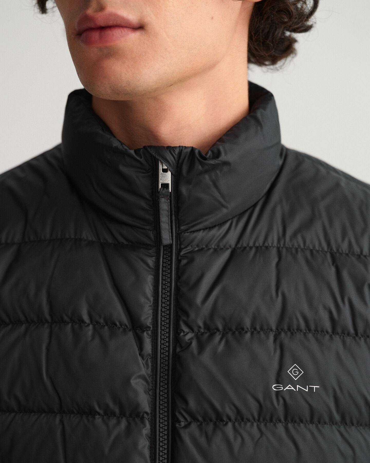 Blus&atilde;o de penas leve