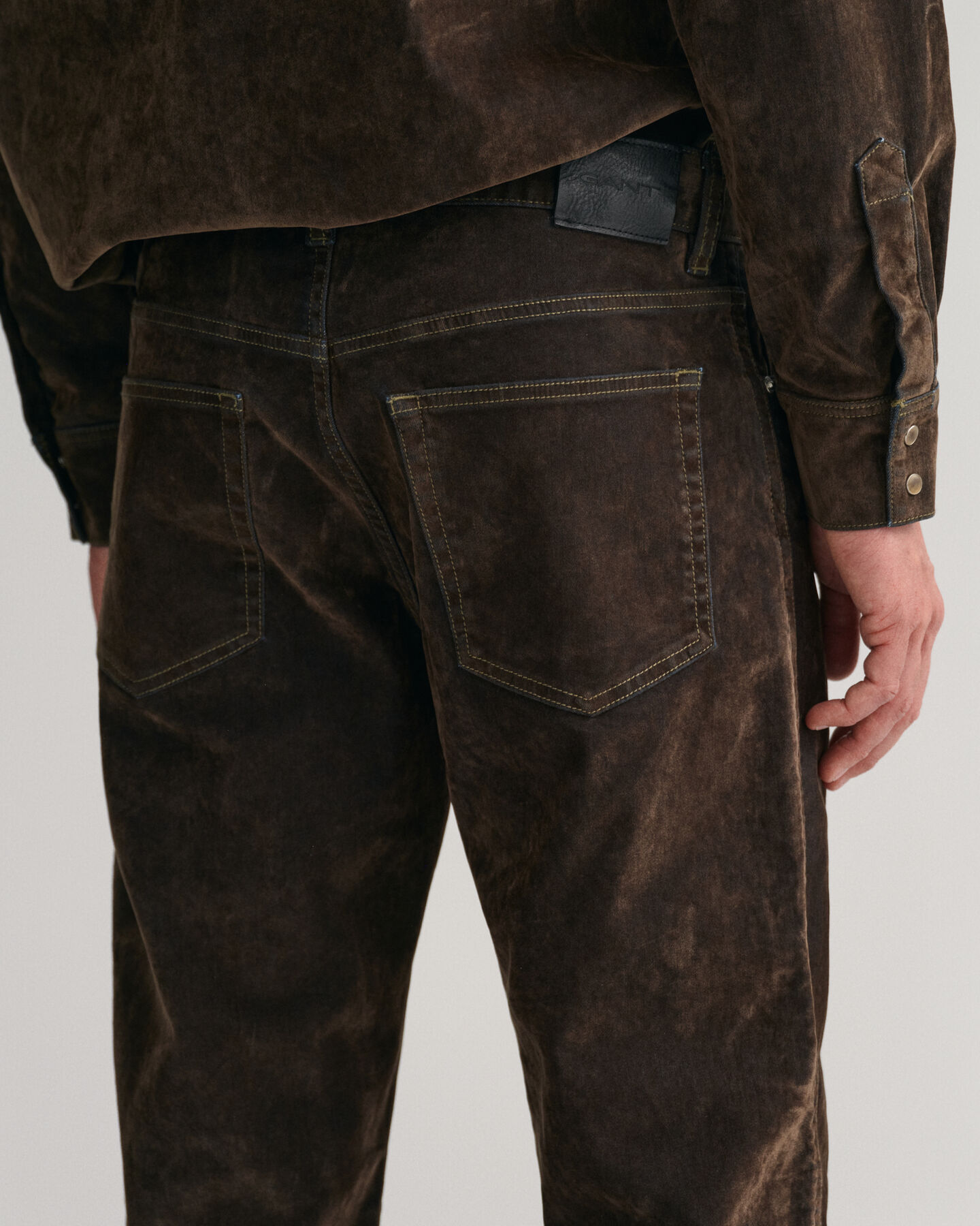 Cal&ccedil;as de ganga com acabamento aveludado Flocked relaxed fit