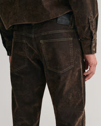 Cal&ccedil;as de ganga com acabamento aveludado Flocked relaxed fit