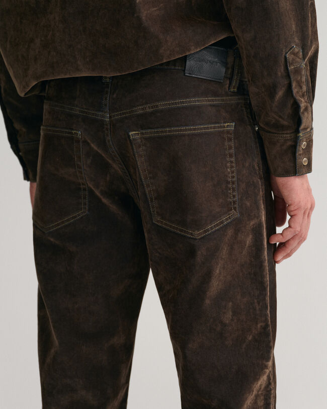 Cal&ccedil;as de ganga com acabamento aveludado Flocked relaxed fit