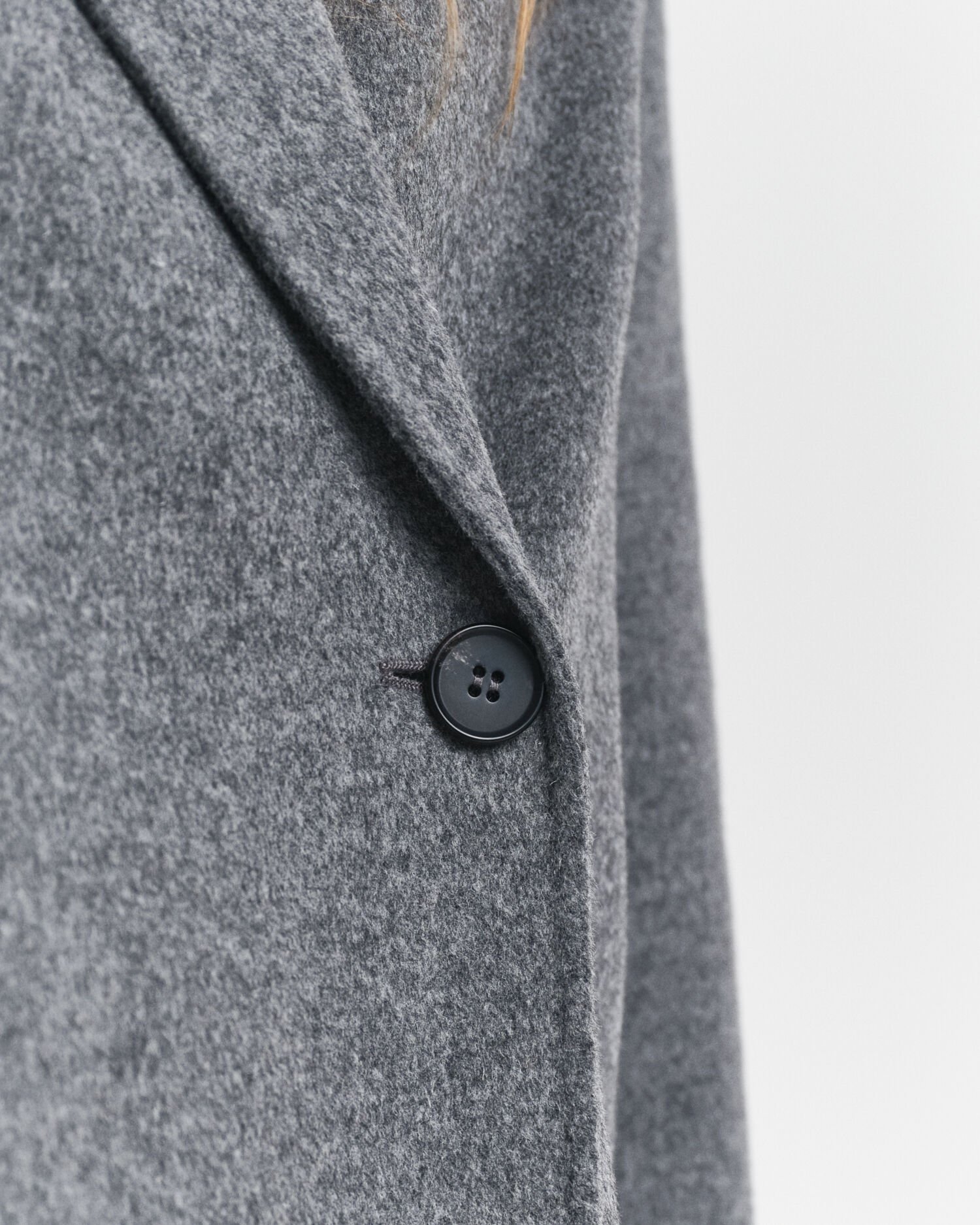 Casaco com cinto cosido à mão