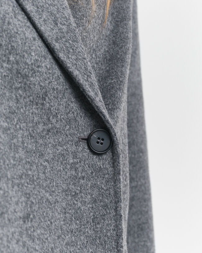 Casaco com cinto cosido à mão