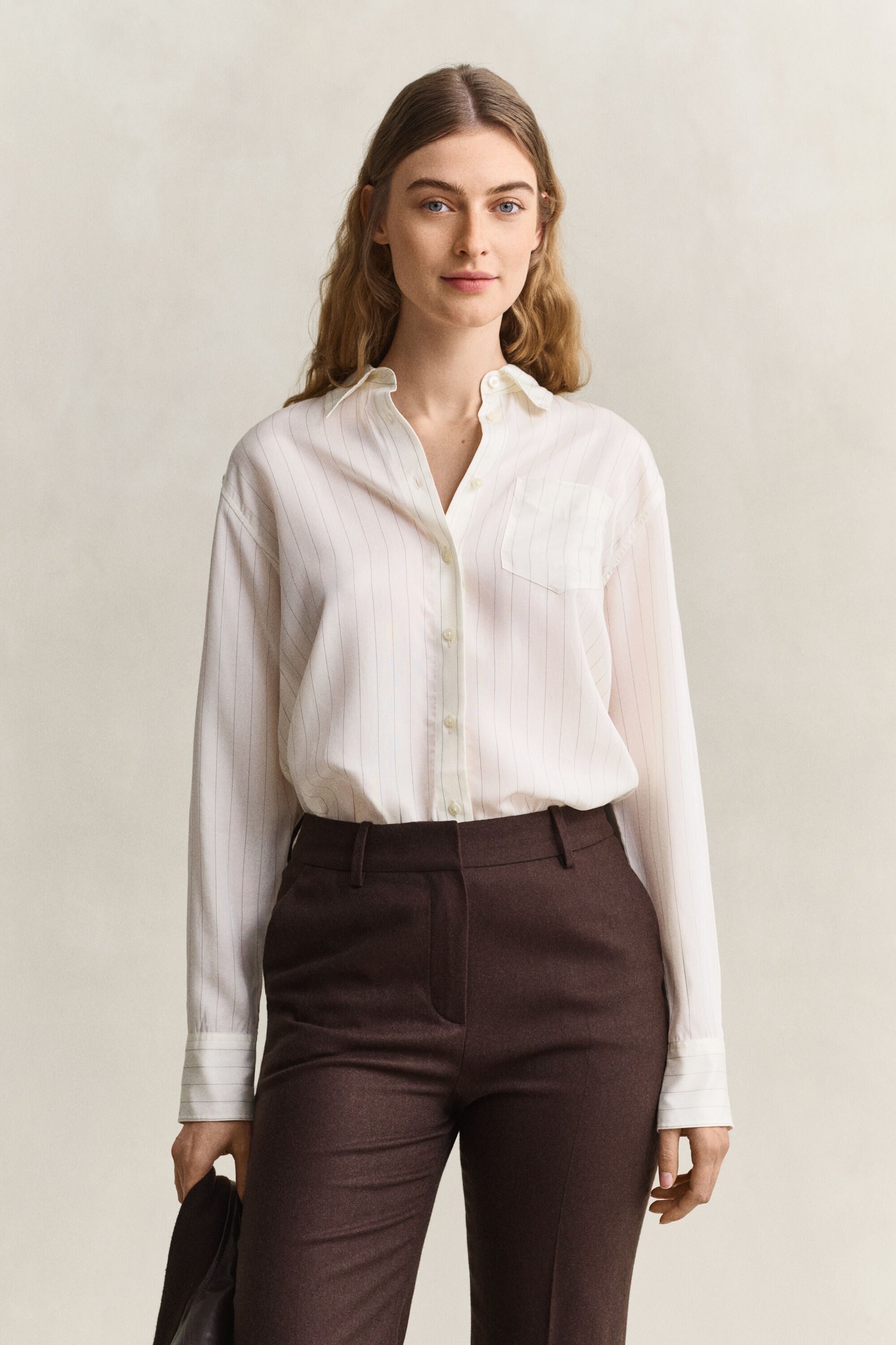 Camisa com detalhe de dobra nas costas