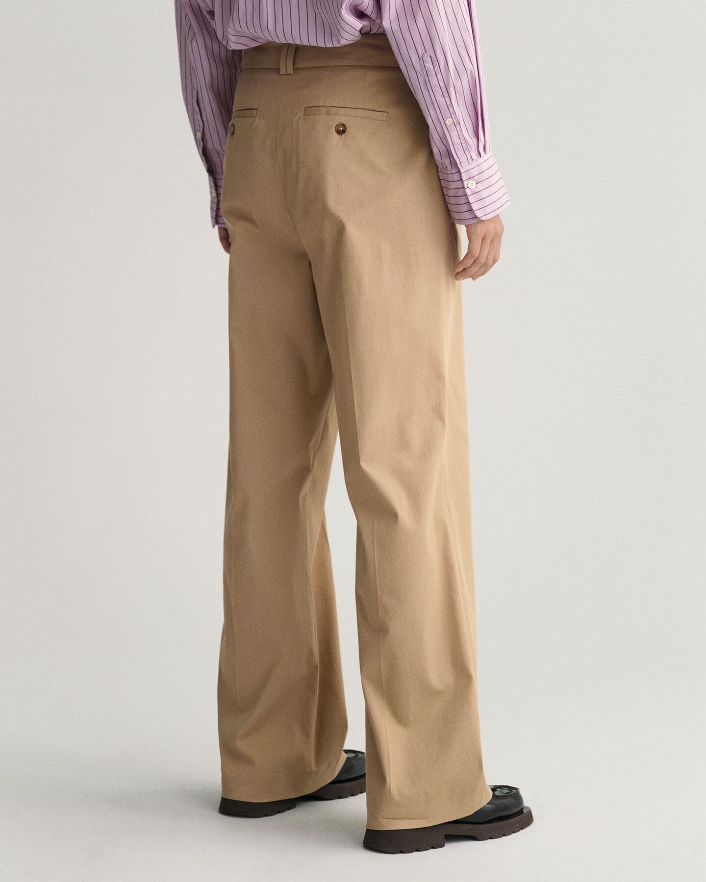 Cal&ccedil;as chino com cintura subida relaxed fit