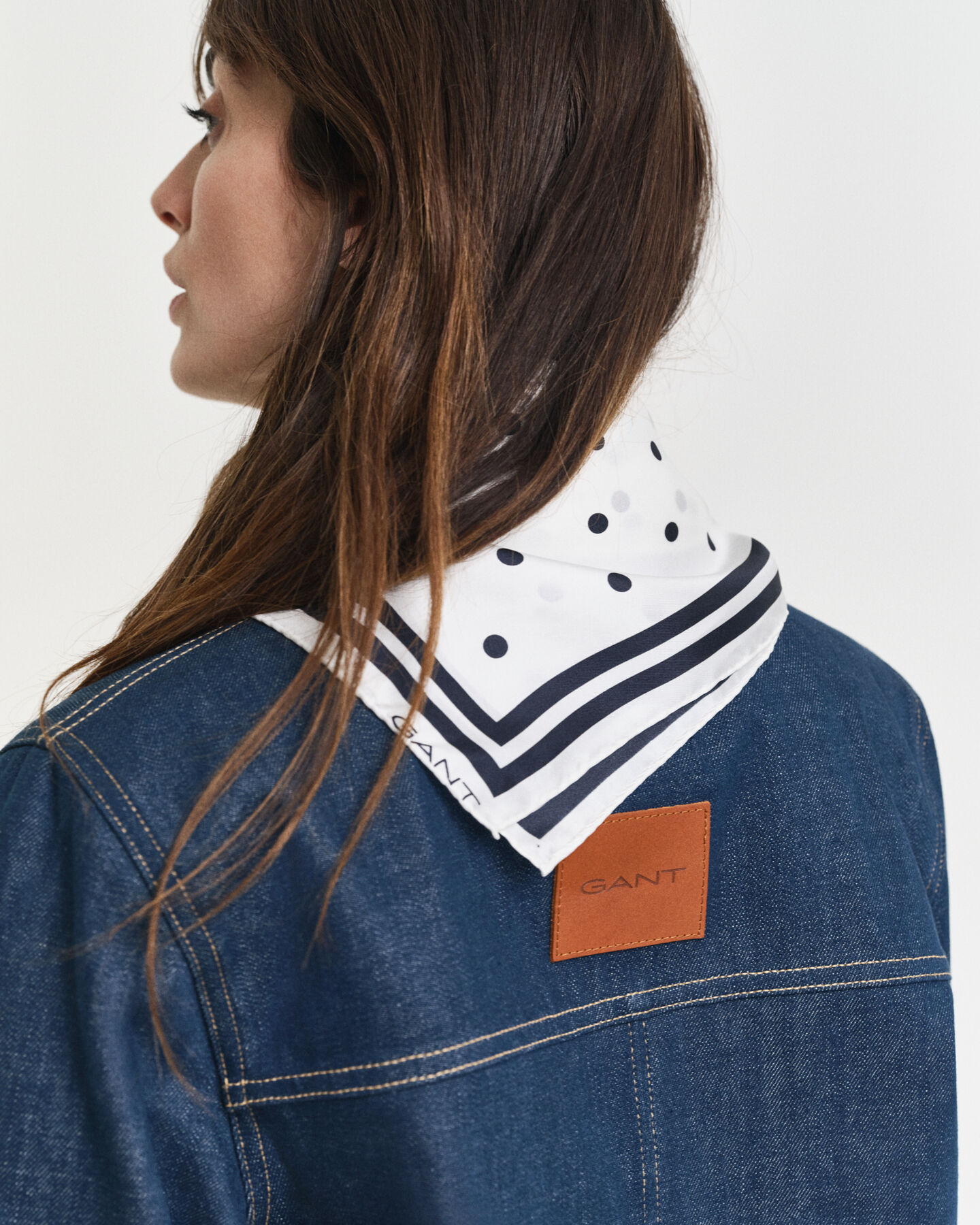 Lenço de seda com estampado às bolinhas