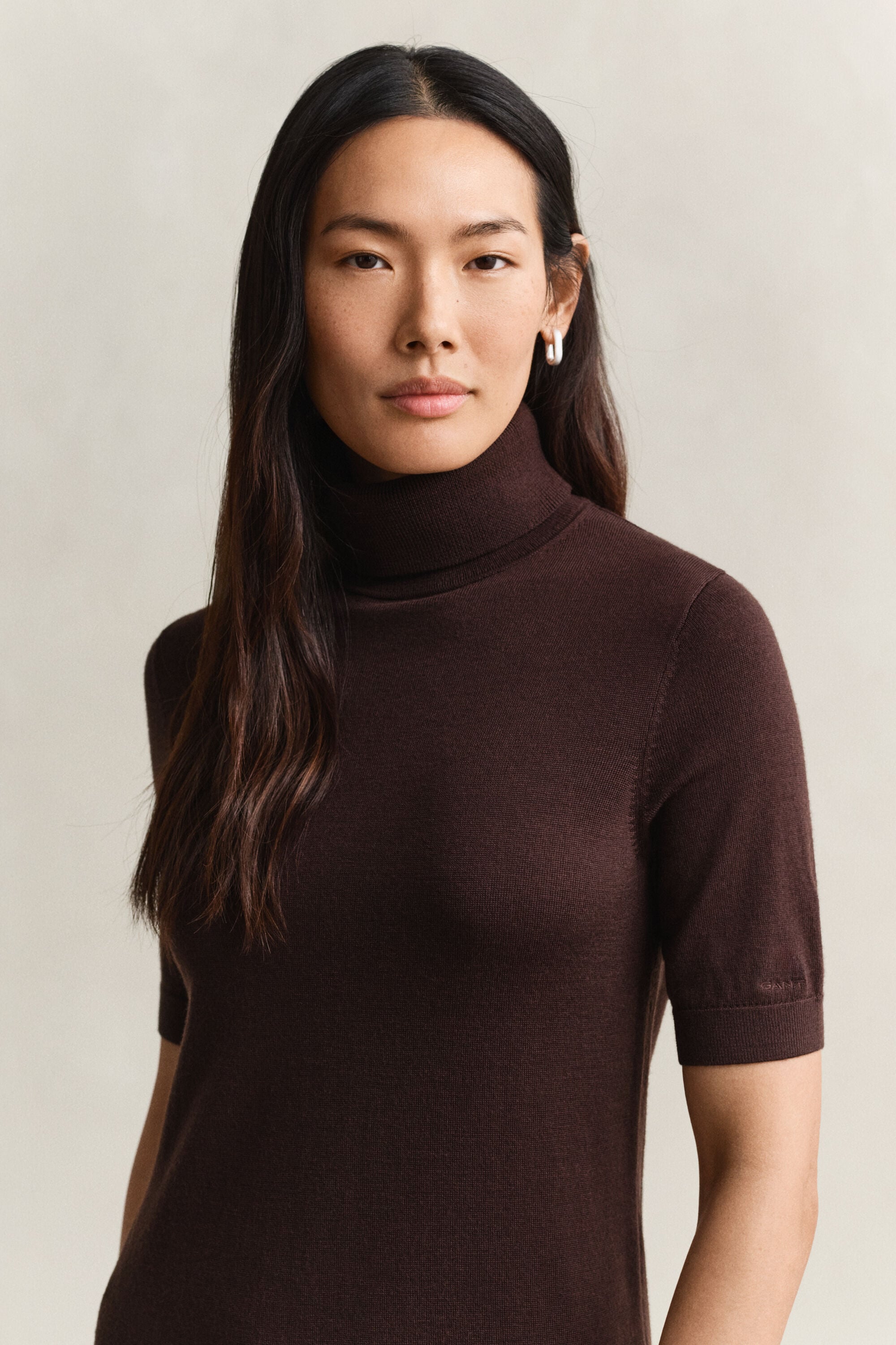 Vestido de gola alta em lã de merino