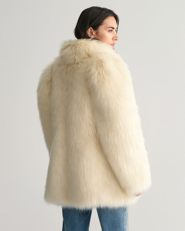 Sobretudo em pelo falso