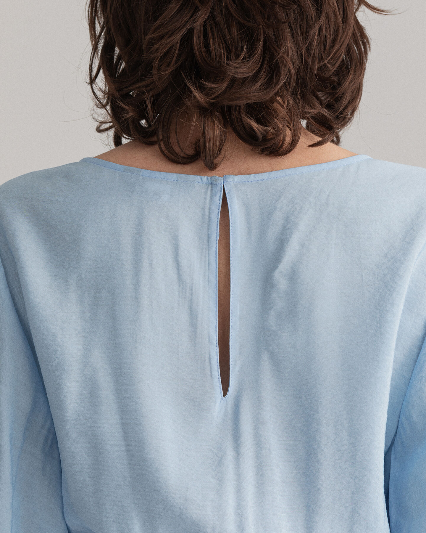 Vestido com mangas volumosas Flounce