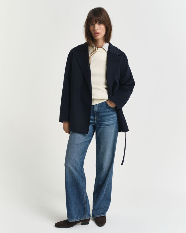 Casaco com cinto cosido à mão