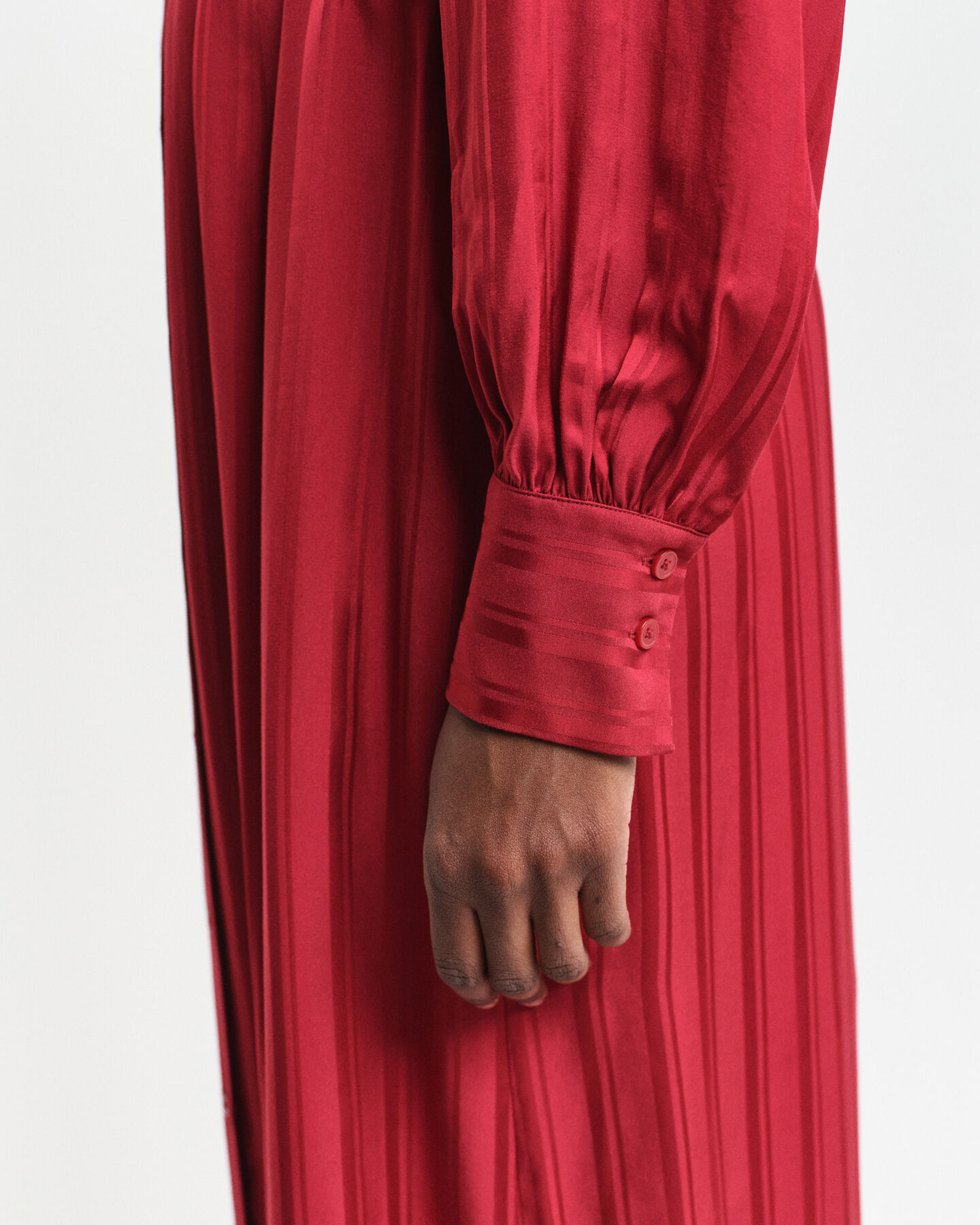 Vestido-camisa em cetim &agrave;s riscas