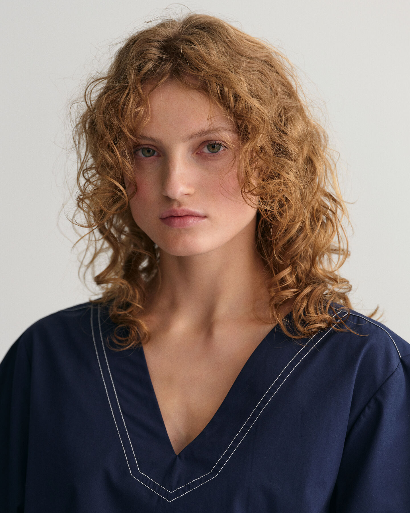 Top de manga curta com decote em V e pesponto Contrast