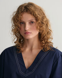 Top de manga curta com decote em V e pesponto Contrast