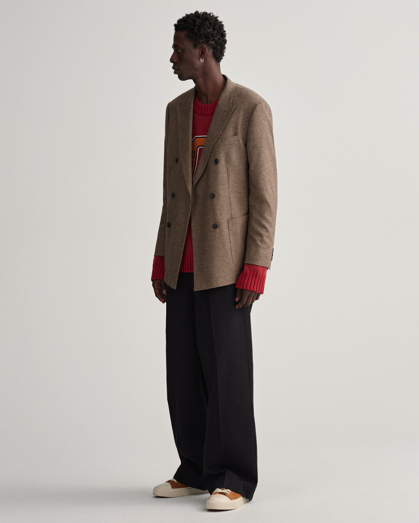 Cal&ccedil;as chino volumosas com pregas