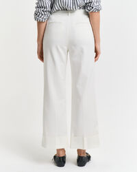 Calças com dobras e pregas