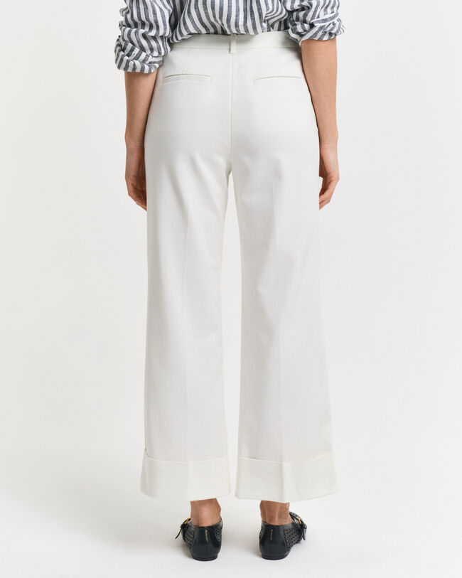 Calças com dobras e pregas