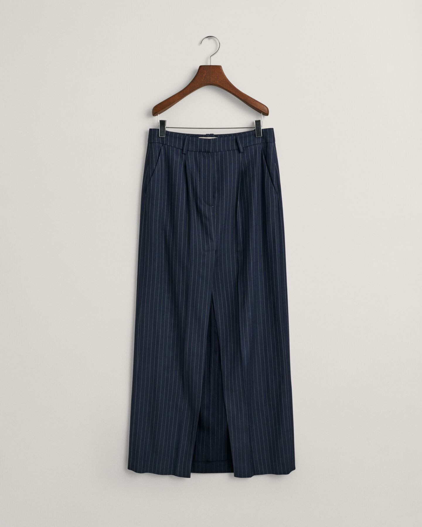 Saia comprida com padrão Pinstripe e pregas