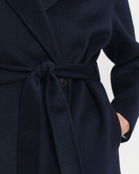 Sobretudo com cinto cosido à mão