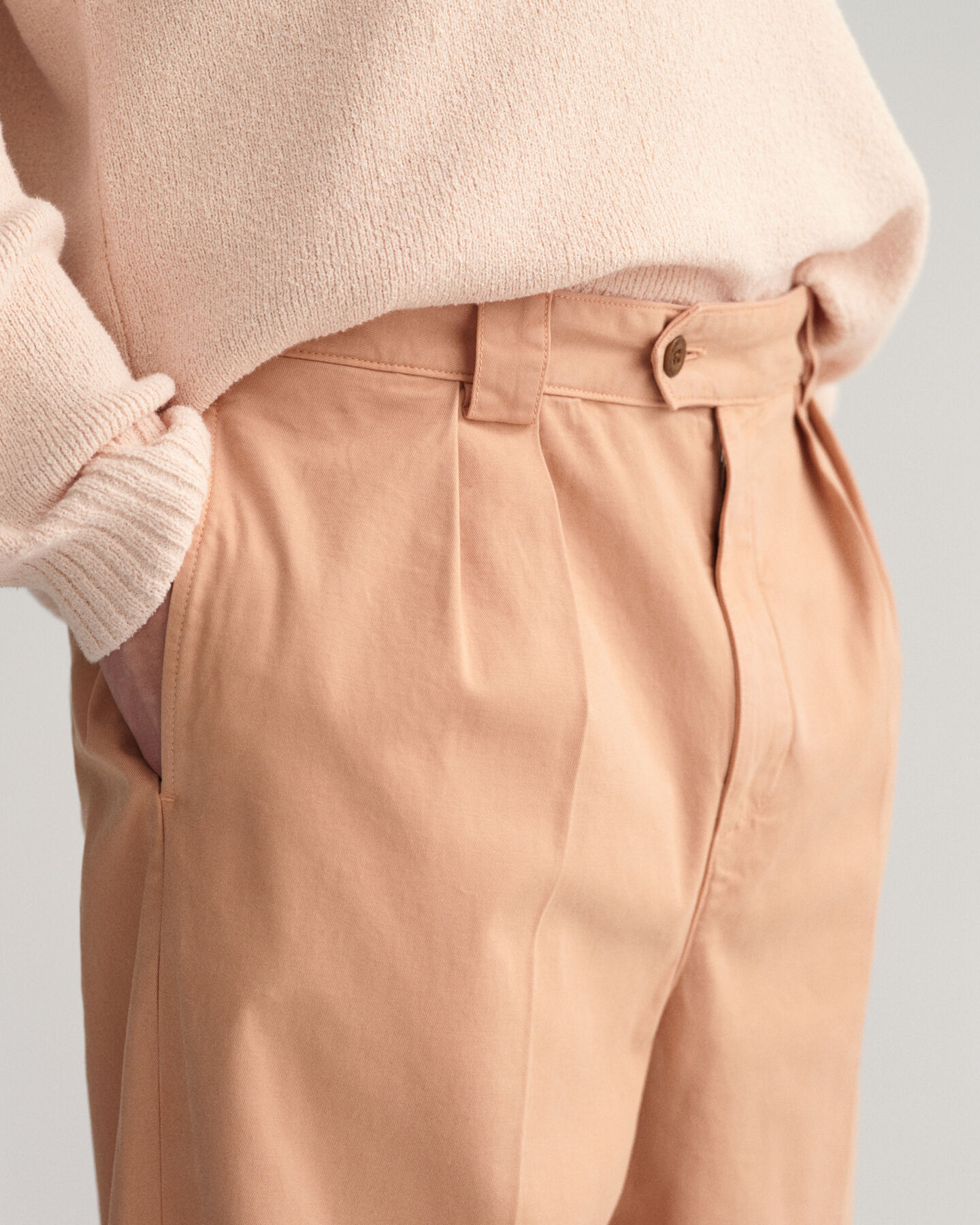 Cal&ccedil;as chino em sarja com pregas