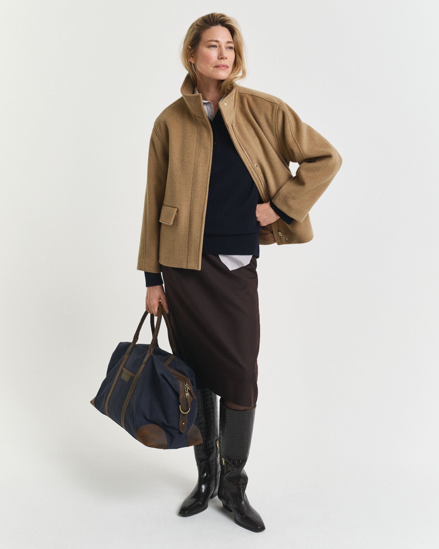 Casaco curto em lã com fecho de correr