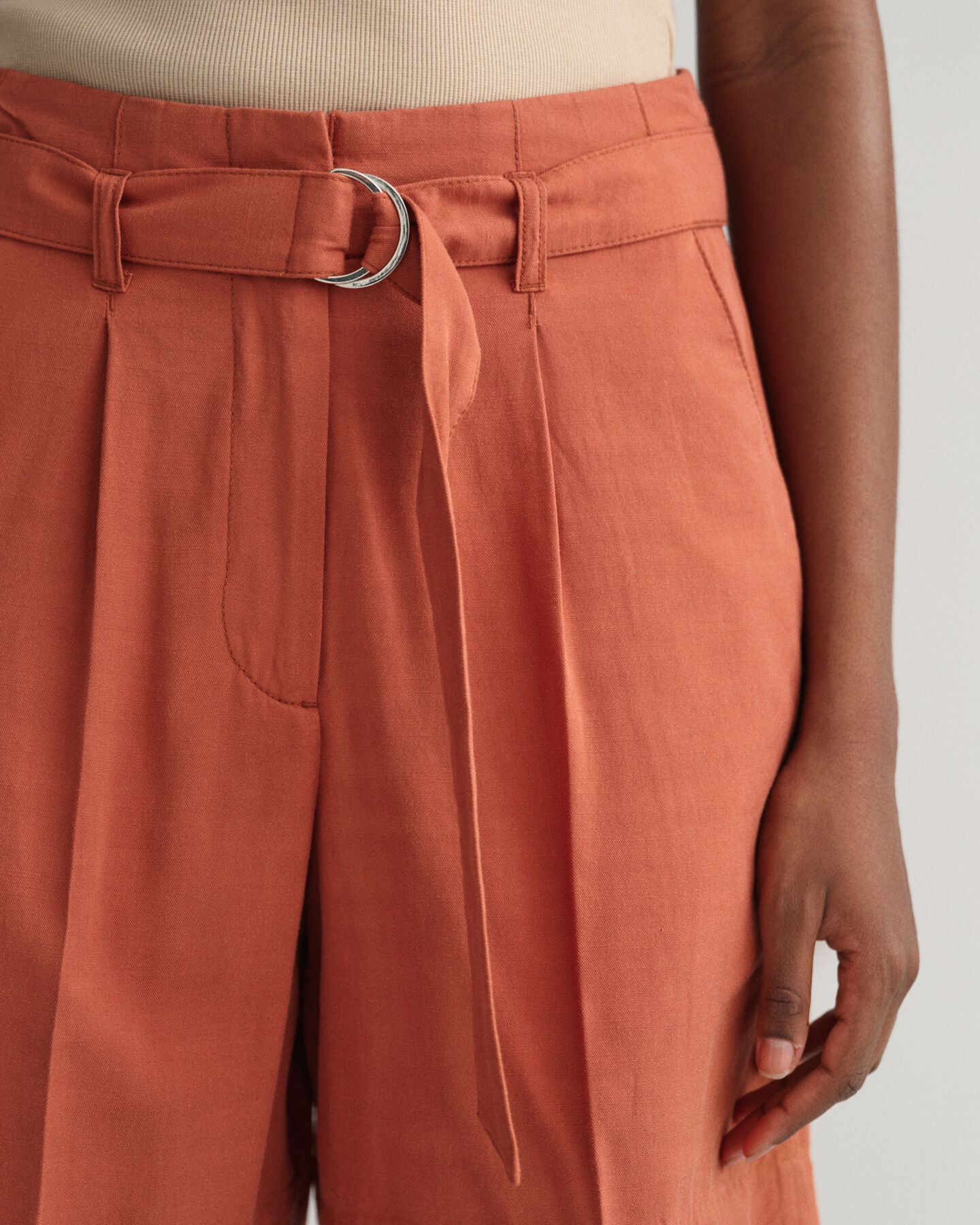 Cal&ccedil;&otilde;es com cinto relaxed fit